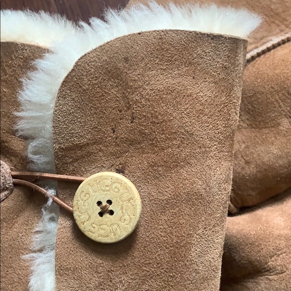 UGG boots with buttons - Picture 3 of 3